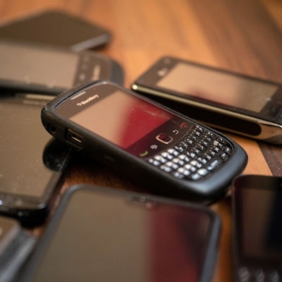 Ungenutzte Handys liegen auf dem Boden.