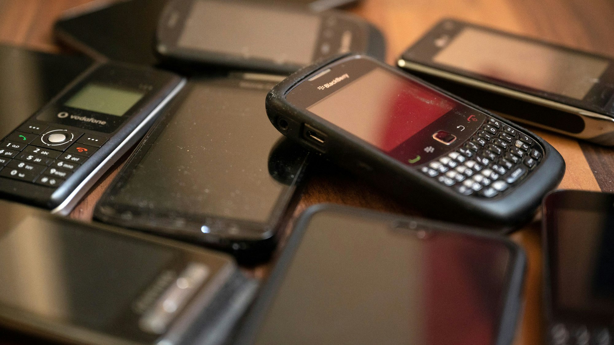 Ungenutzte Handys liegen auf dem Boden.