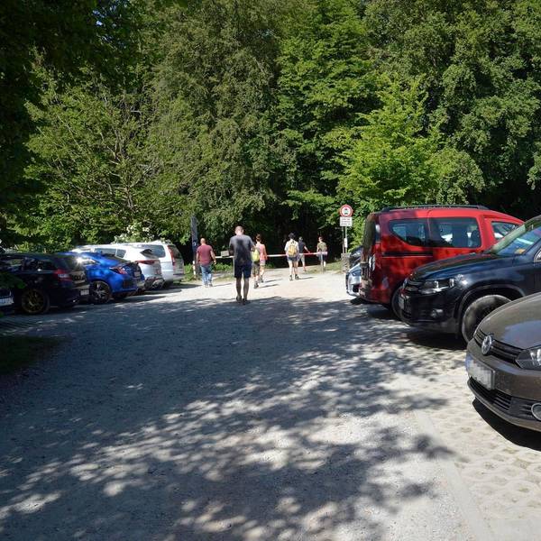 Auf dem überfüllten Wanderparkplatz in Hutsherwe stehen viele Autos.