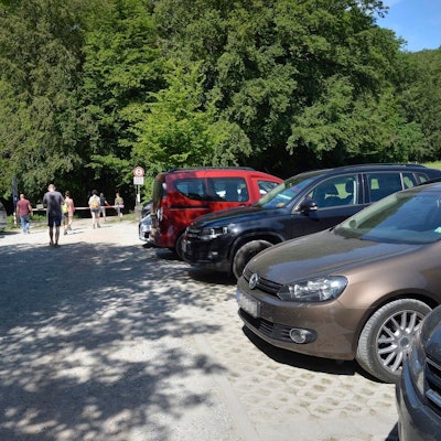 Auf dem überfüllten Wanderparkplatz in Hutsherwe stehen viele Autos.