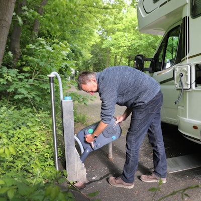 Ein Mann entleert die Chemietoilette seines Wohnmobils an der Entsorgungsstation des Wohnmobilstellplatzes am Kombibad Paffrath in Bergisch Gladbach.