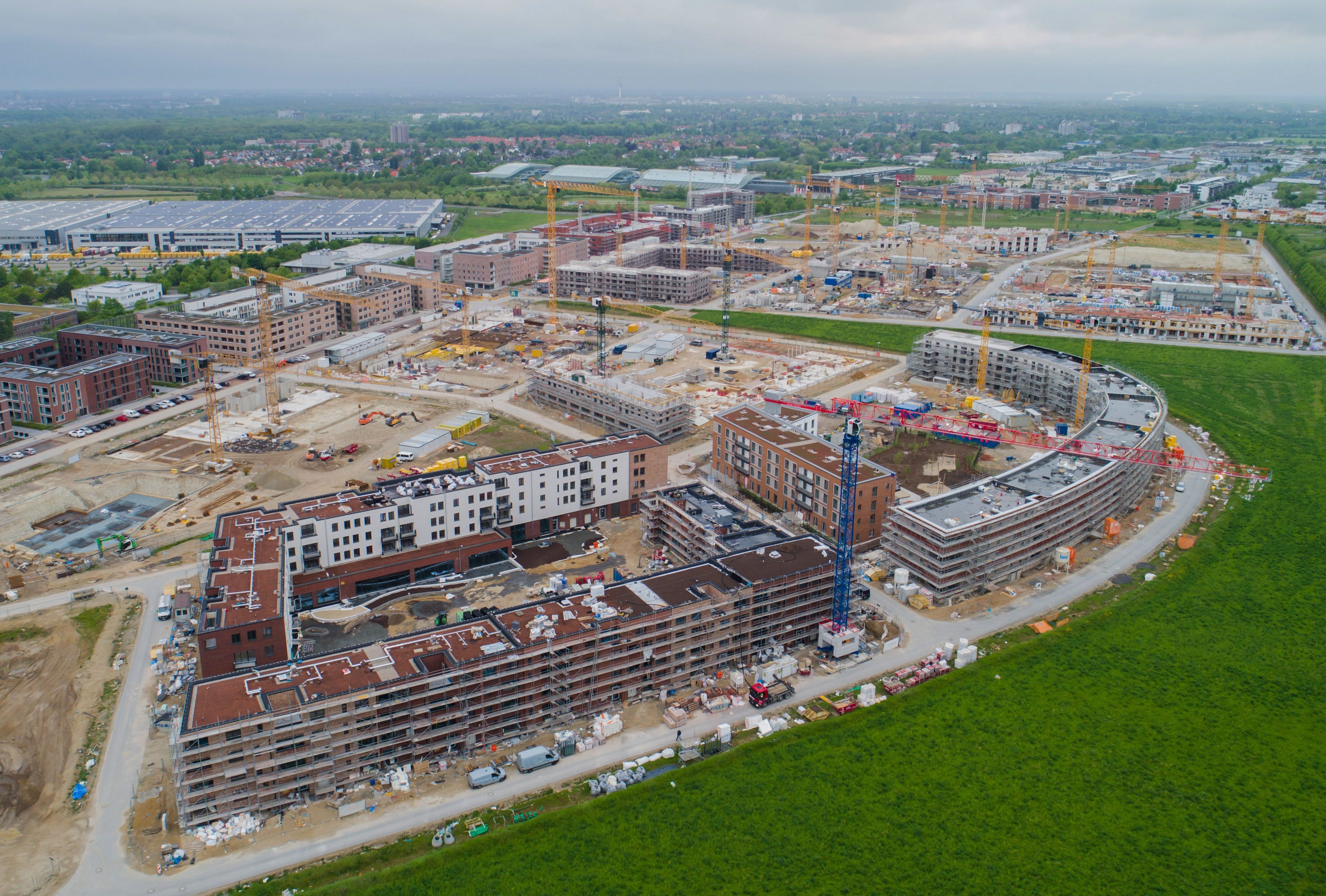 Mehrfamilienhäuser mit tausenden Wohnungen werden im Neubaugebiet Kronsrode gebaut (Luftaufnahme).