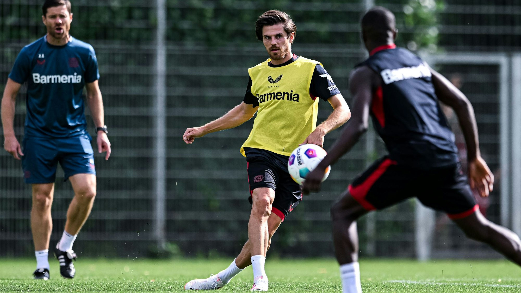 Xabi Alonso schaut Jonas Hofmann beim Pass zu.