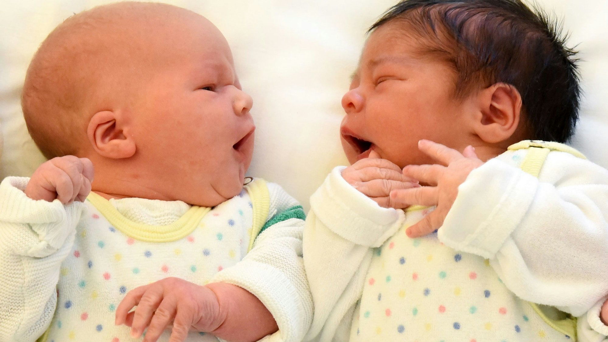 Zwei Neugeborenen liegen nebeneinander