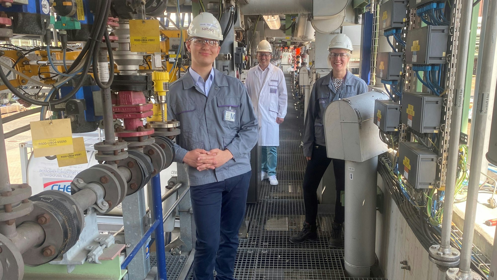 Schüler Henk Willemsen steht in einem Betrieb der Lanxess-Feinchemietochter Saltigo.