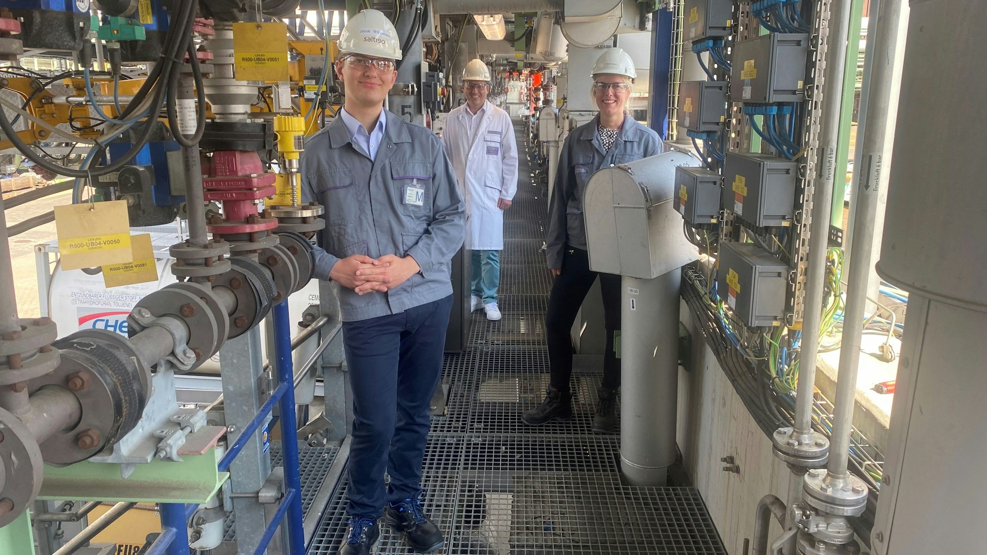 Der Schüler Henk Willemsen in der Saltigo-Produktion im Chempark Leverkusen