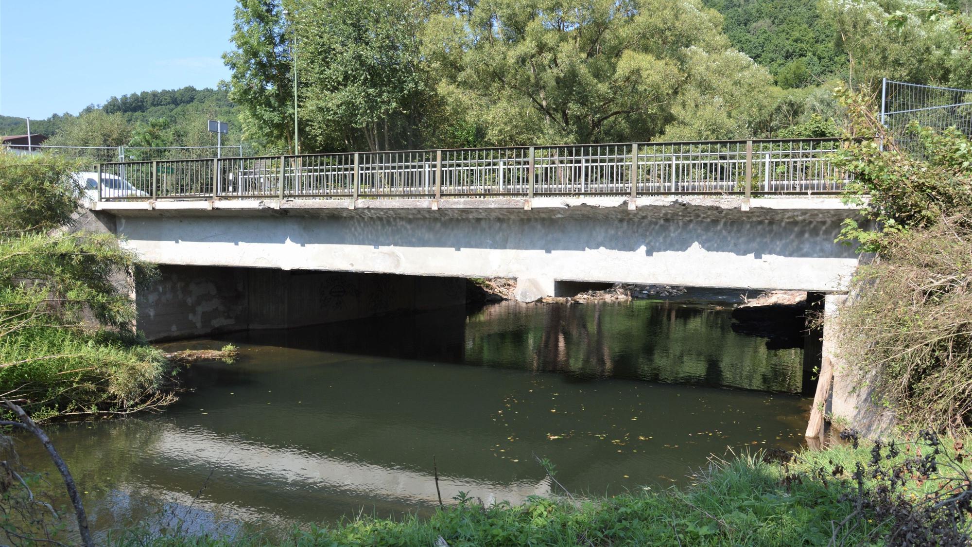 Blick auf die mittlerweile abgerissen Eisenbahnbrücke am Ortseingang von Mauel.