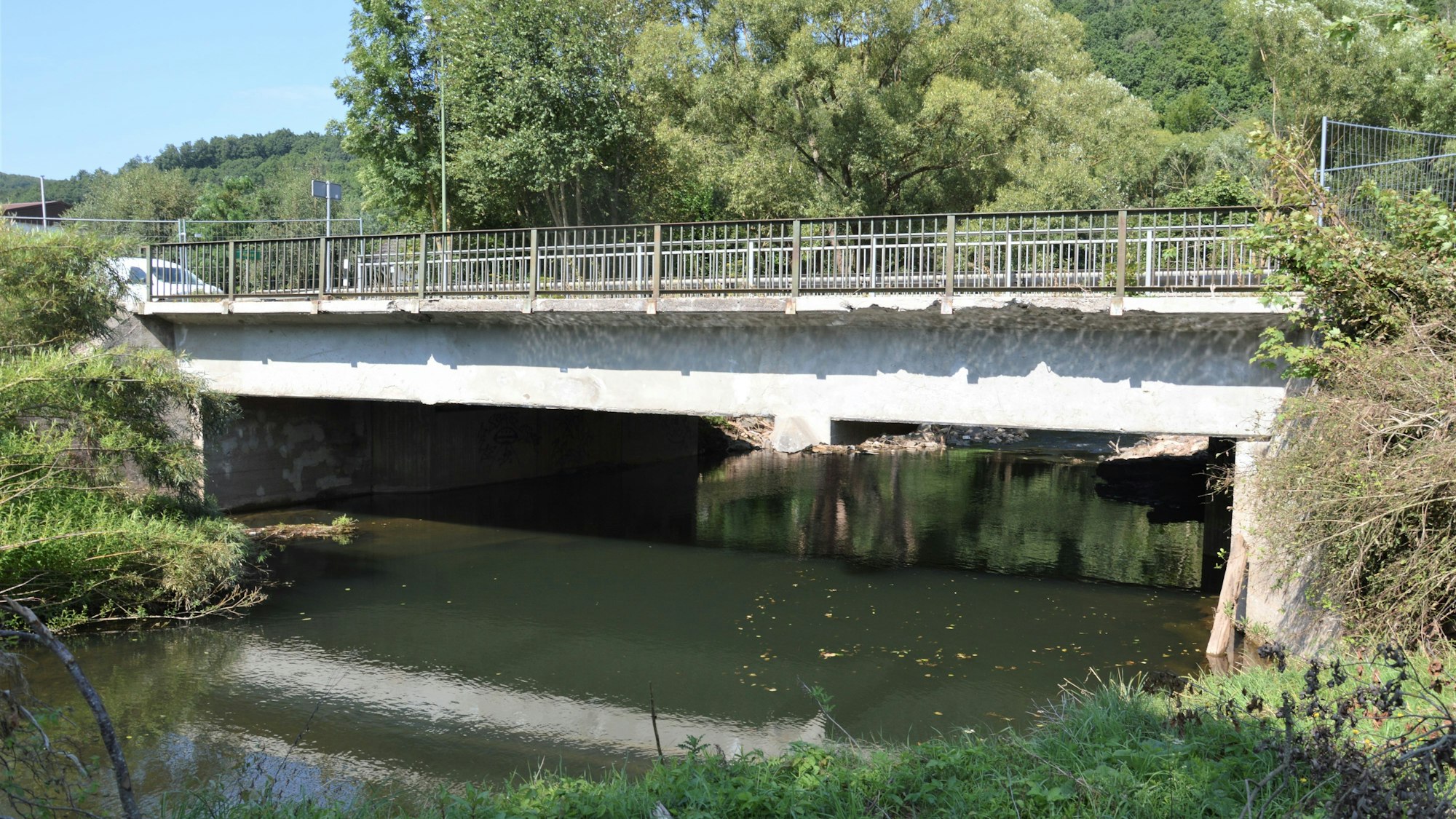 Blick auf die mittlerweile abgerissen Eisenbahnbrücke am Ortseingang von Mauel.
