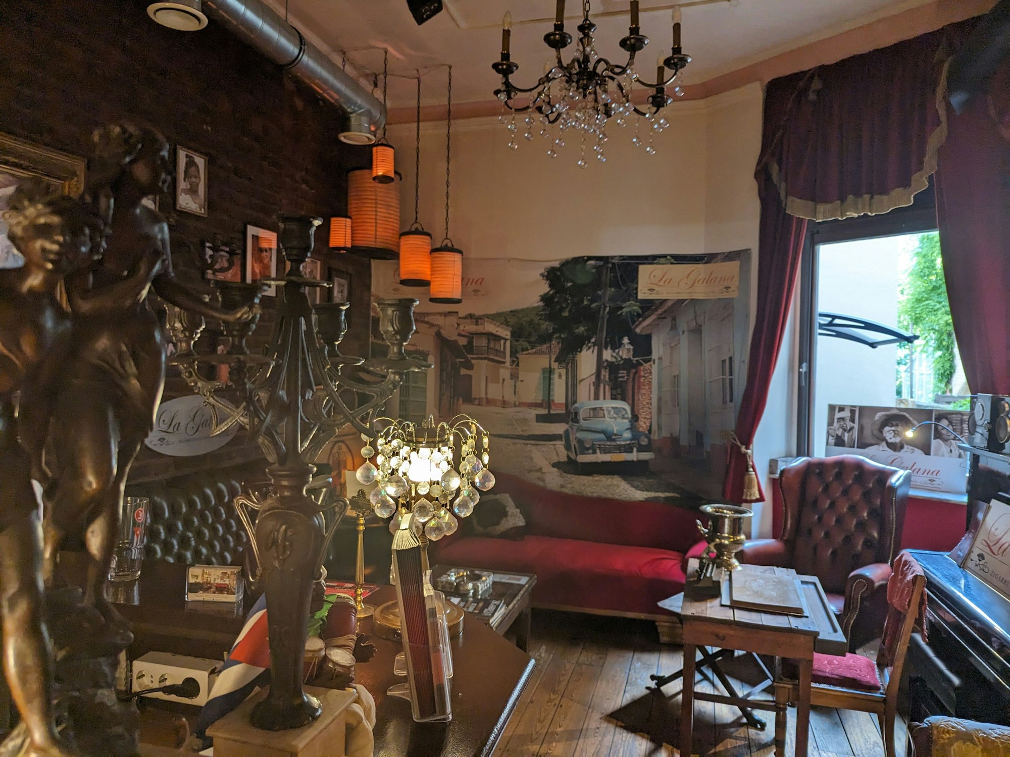 Blick in den Zigarrensalon, der mit viel kubanischer Deko ausgestattet ist.