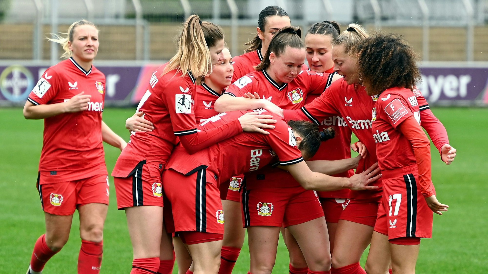 26.03.2023, Fussball-Frauen-Bayer Leverkusen-Freiburg
Freude bei Bayer nach dem Tor zum 1:0 durch Jill Baijings
(2.v.r)
Foto: Uli Herhaus