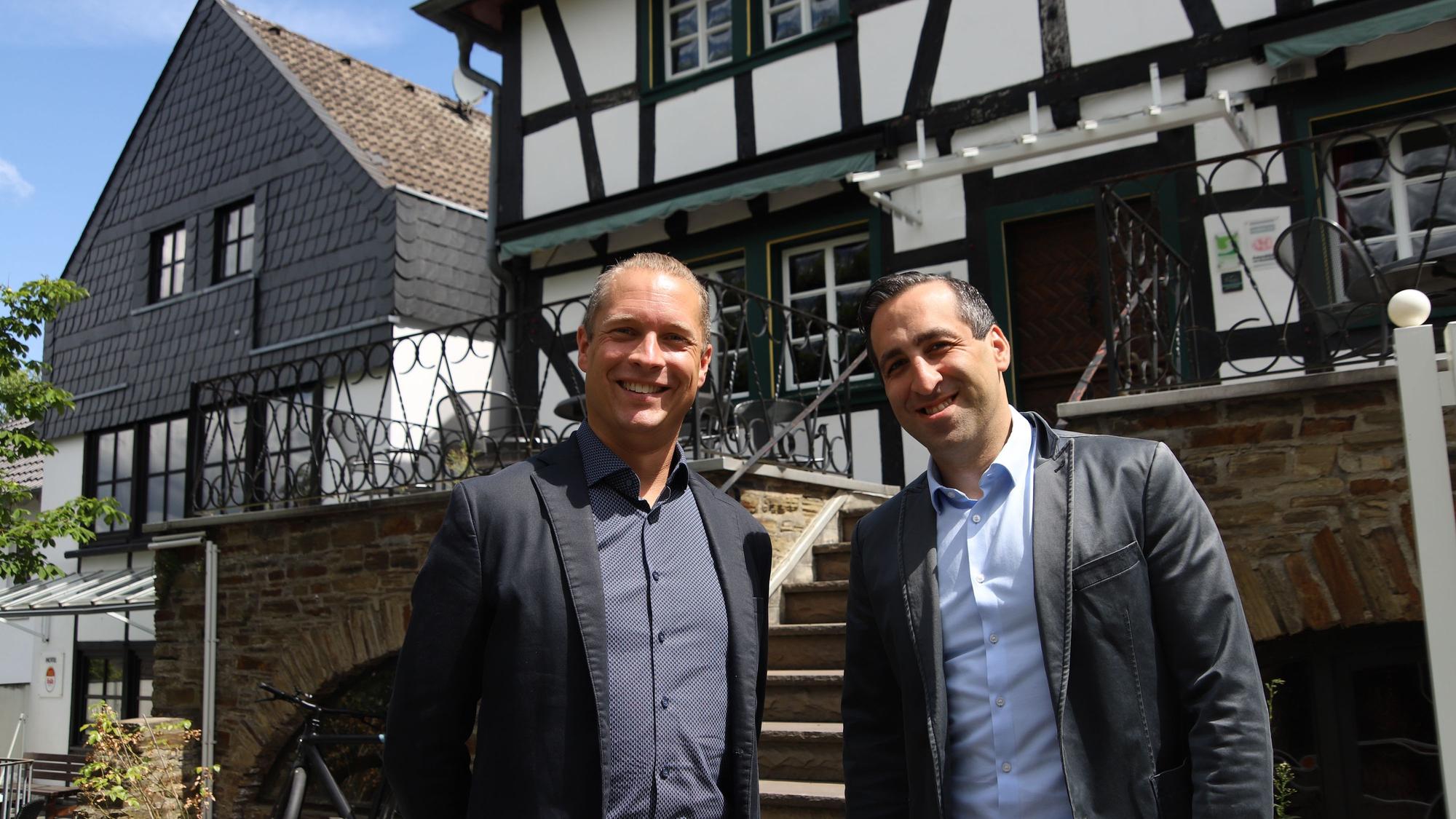 David (l.) und Sebastian Heitmann haben das Haus Sonnenschein und das Panorama-Café in Stadt Blankenberg gekauft und wollen es als „Von Landsberg“ und „Die alte Schule“ vermutlich Ende August eröffnen.