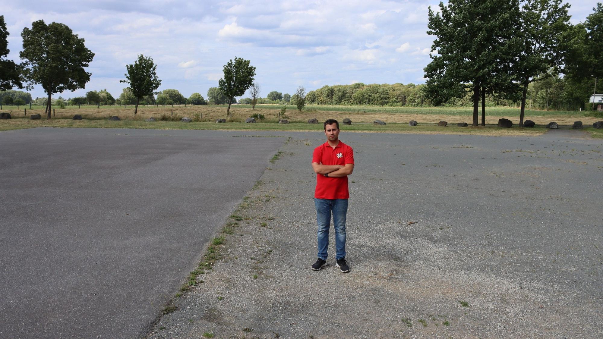 Ein Mann steht an einem Betonplatz.
