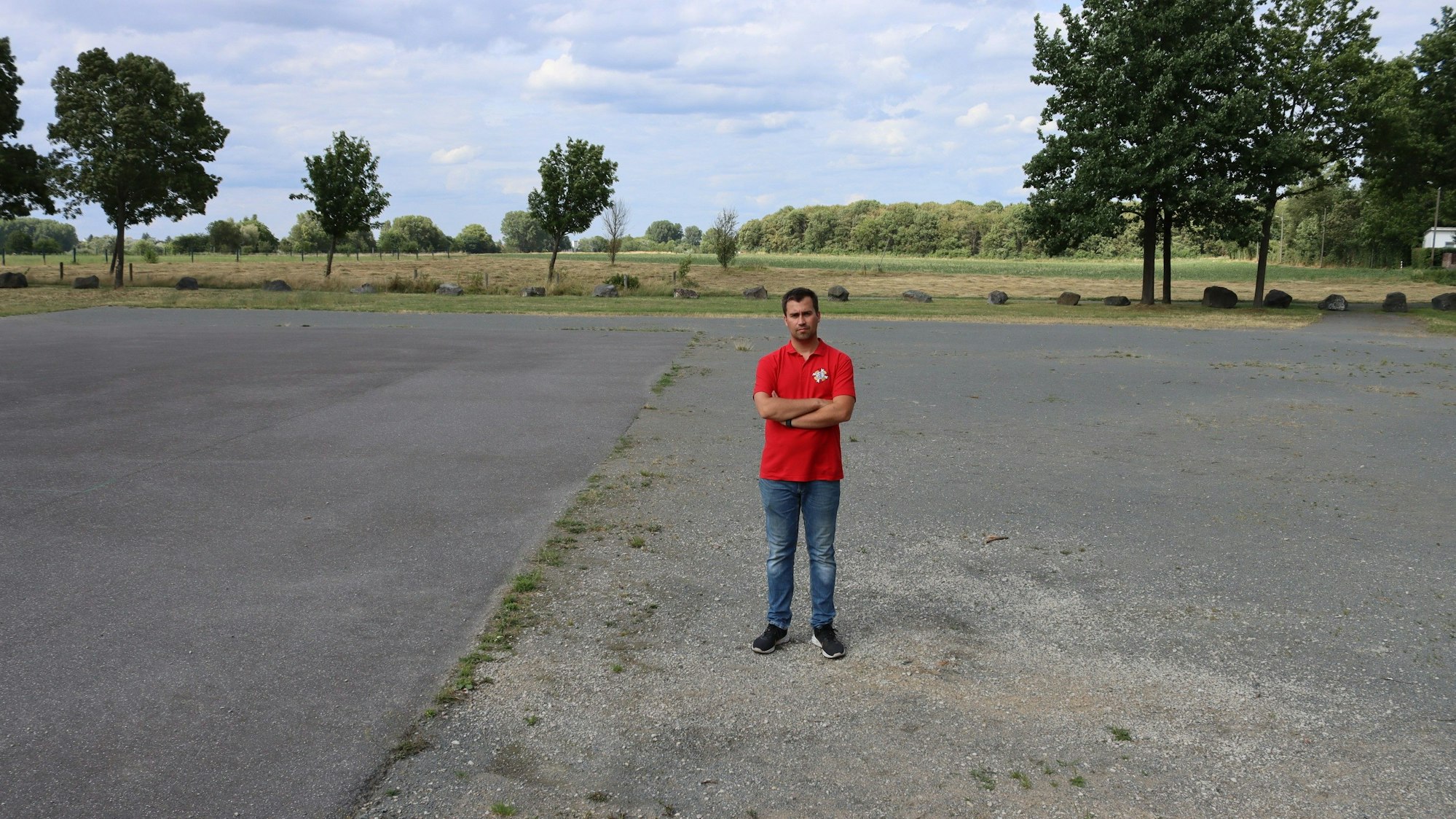 Ein Mann steht an einem Betonplatz.