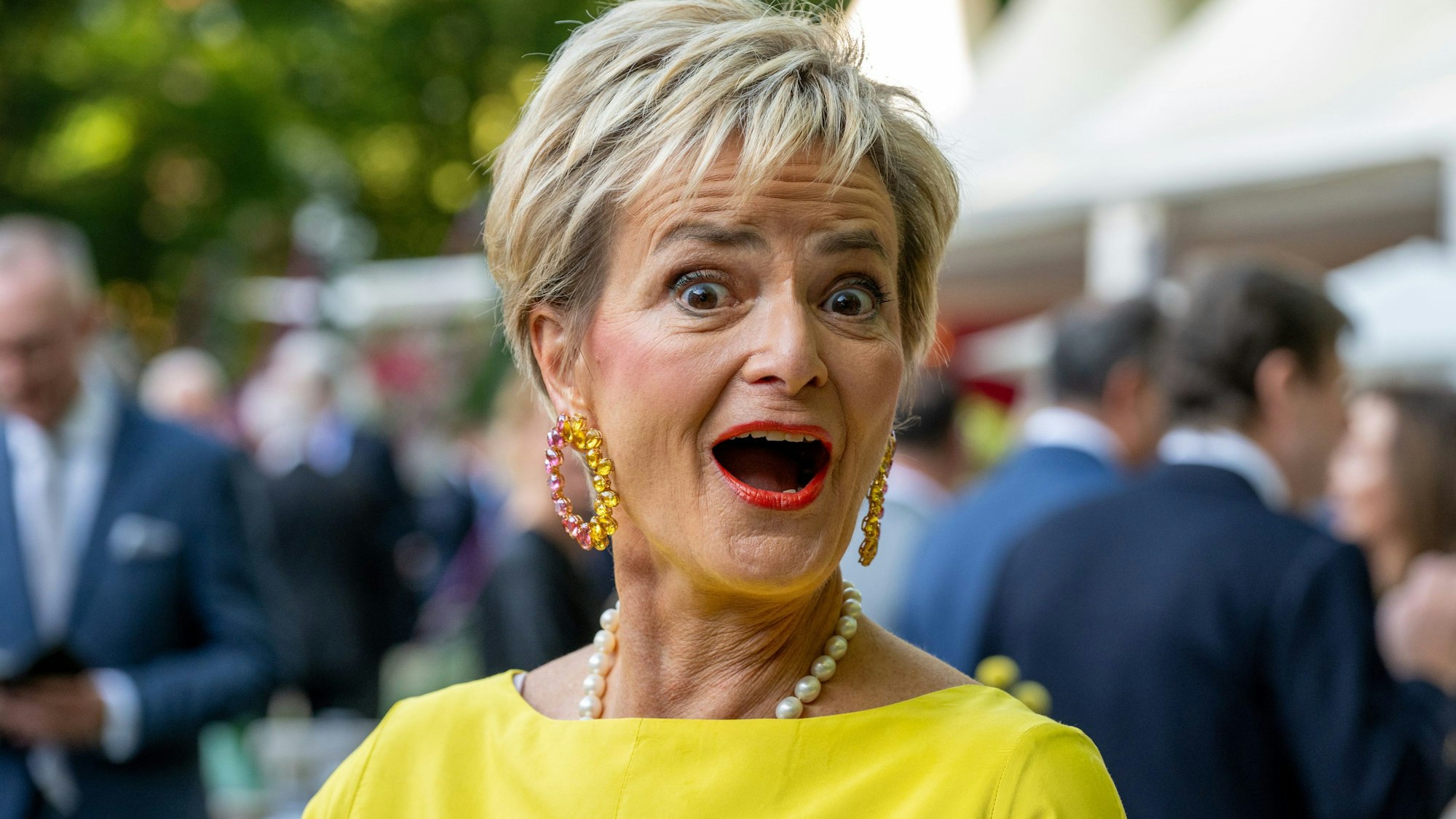 Gloria Fürstin von Thurn und Taxis steht vor der Eröffnung der Thurn-und-Taxis-Schlossfestspiele im Garten des Fürstenschlosses St. Emmeram.