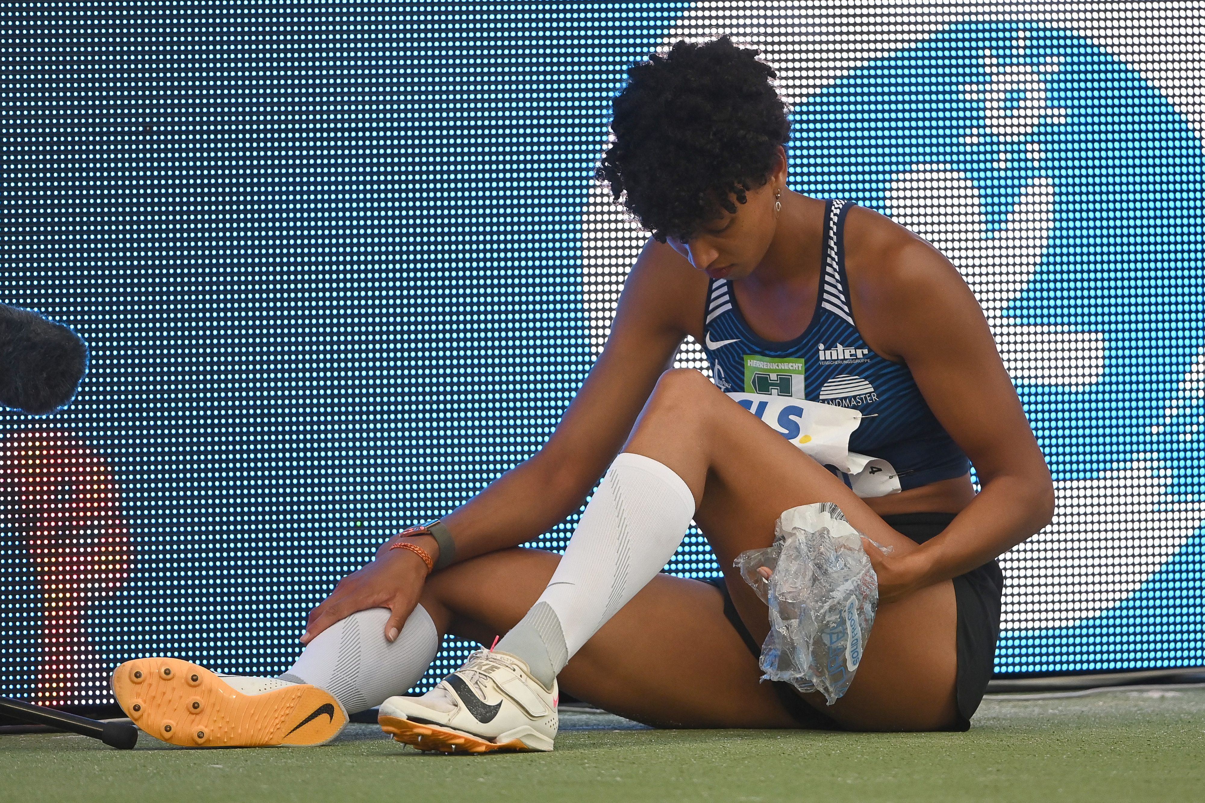 Malaika Mihambo sitzt mit Eis auf dem Boden.