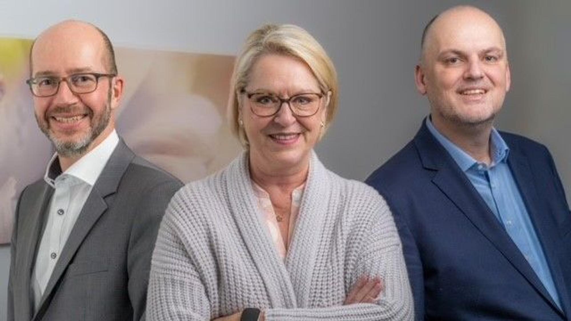 Andreas Günther, Bettina Hühn und Torsten Rothstein stehen in einer Gruppe zusammen, sie bilden den Vorstand Ursula-Barth-Stiftung.