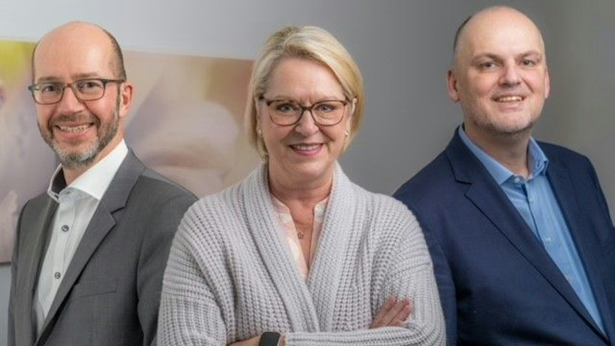 Andreas Günther, Bettina Hühn und Torsten Rothstein stehen in einer Gruppe zusammen, sie bilden den Vorstand Ursula-Barth-Stiftung.