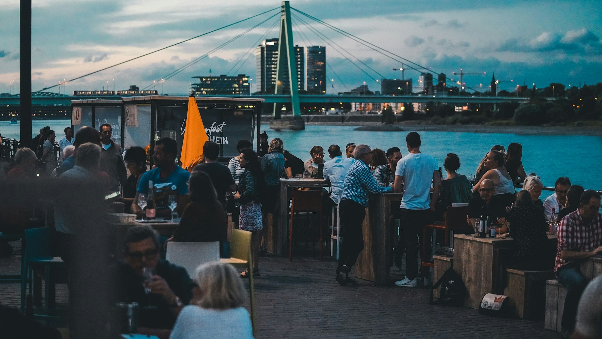 Menschen am Rheinauhaufen beim Weinfest.