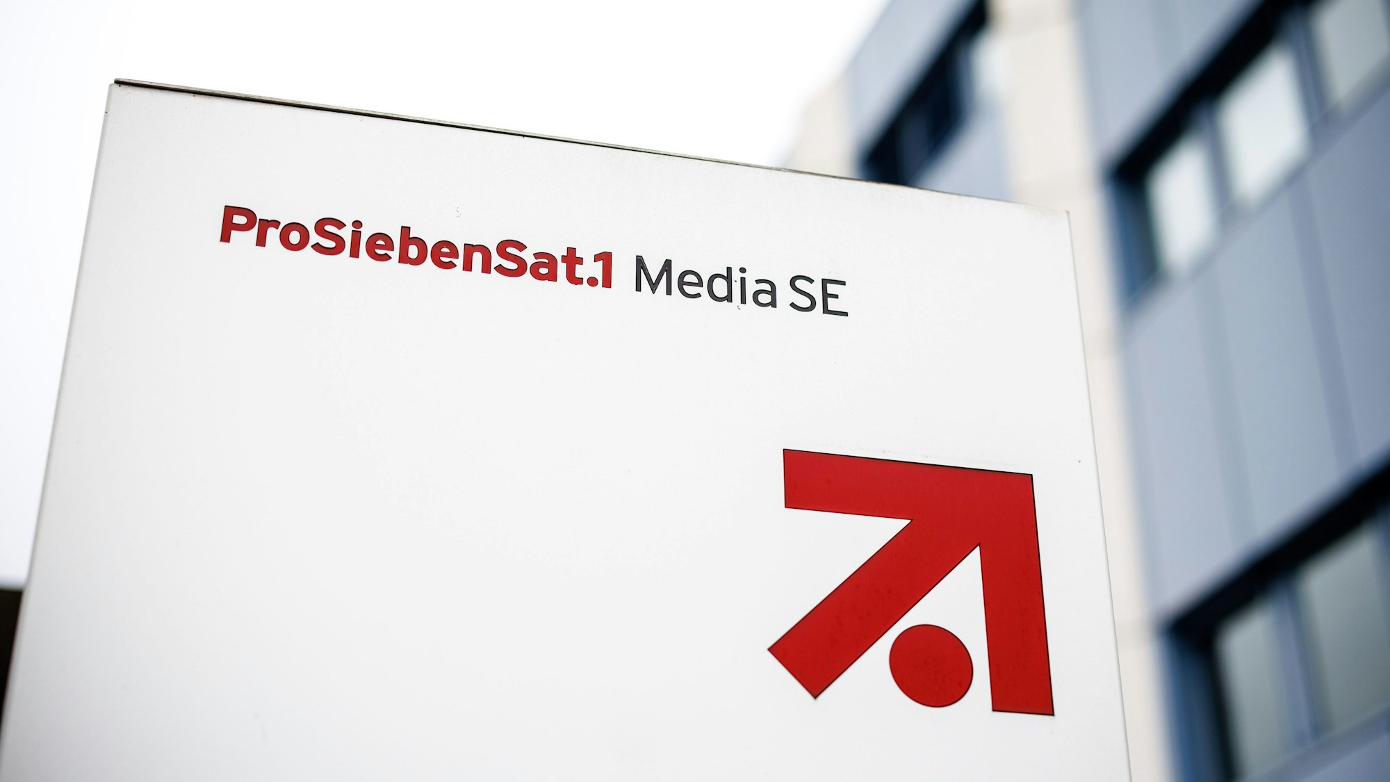 Das Logo und der Schriftzug der „ProSiebenSat.1 Media SE“ ist im Gewerbegebiet „Unterföhring Park“ an einer Säule vor einem Gebäude von ProSiebenSat.1 zu sehen.
