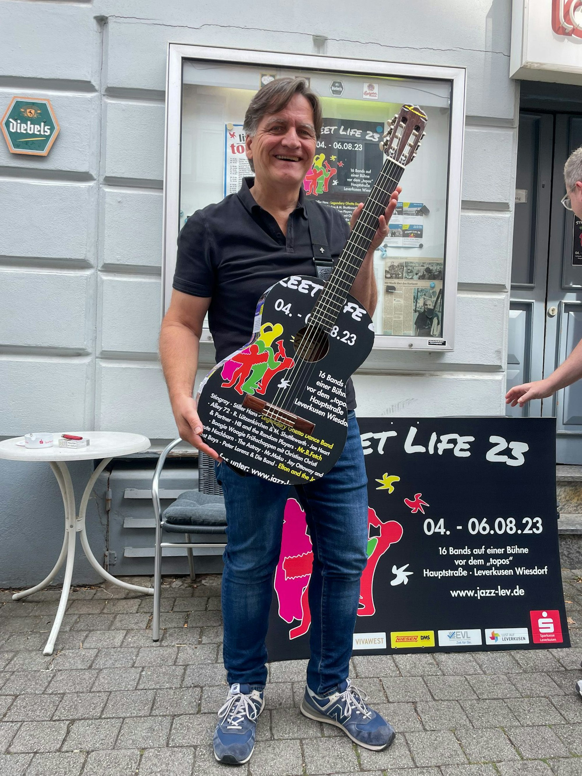 Marcus Moorkamp mit der neuen Street-Life-Gitarre
