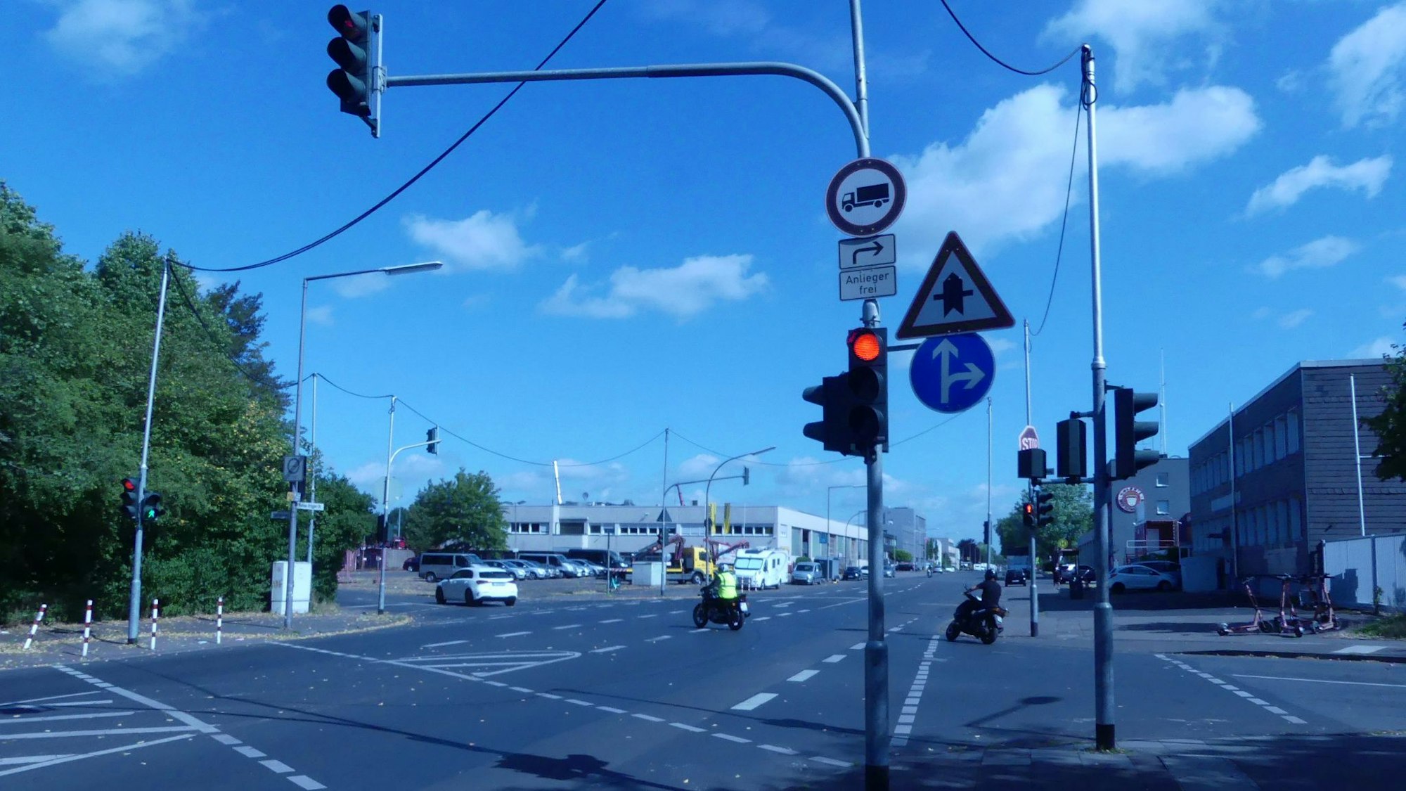 Eine Kreuzung mit Ampelanlage.