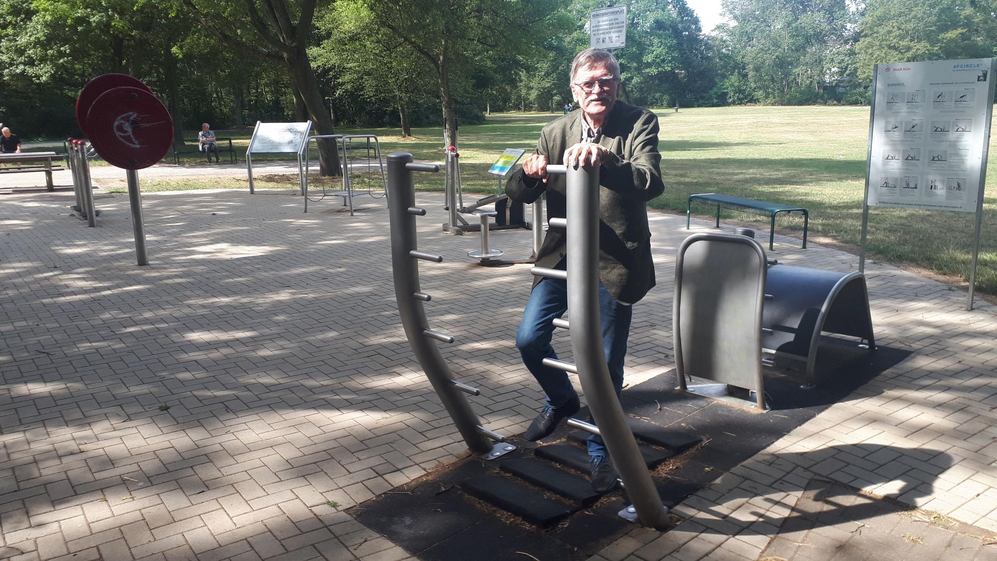 Der Mehrgenerationen-Sportplatz im Park hinter dem Heilig-Geist-Krankenhaus ist um zwei Geräte gewachsen. Seniorenvertreter Herbert Clasen probiert die Neuzugänge direkt einmal aus.