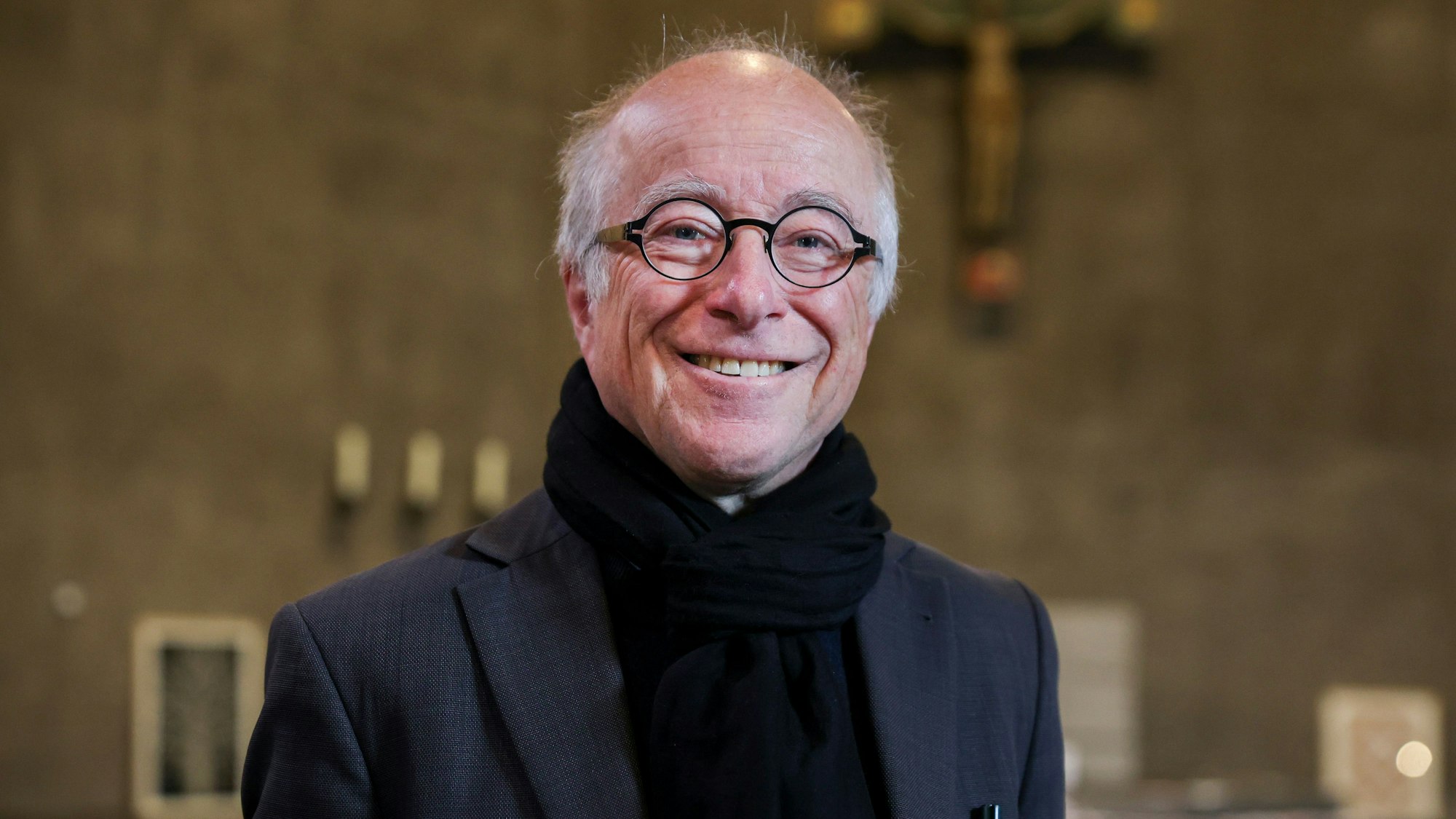 Paul Böhm
schaut lächelnd in die Kamera.