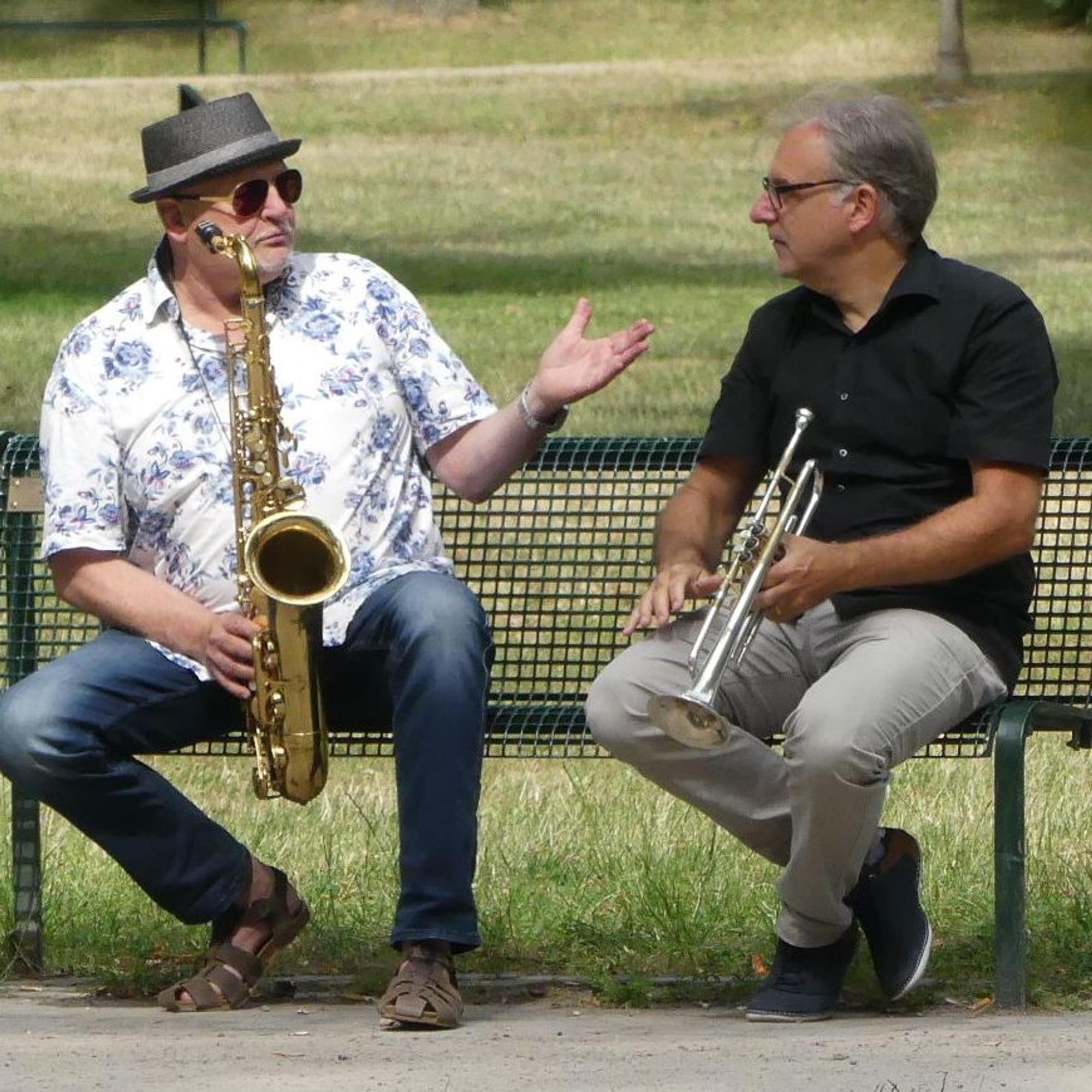 Bernd Delbrügge (l.) und Ebasa Pallada auf der Bank im Rochuspark in Bickendorf. Foto: Rösgen