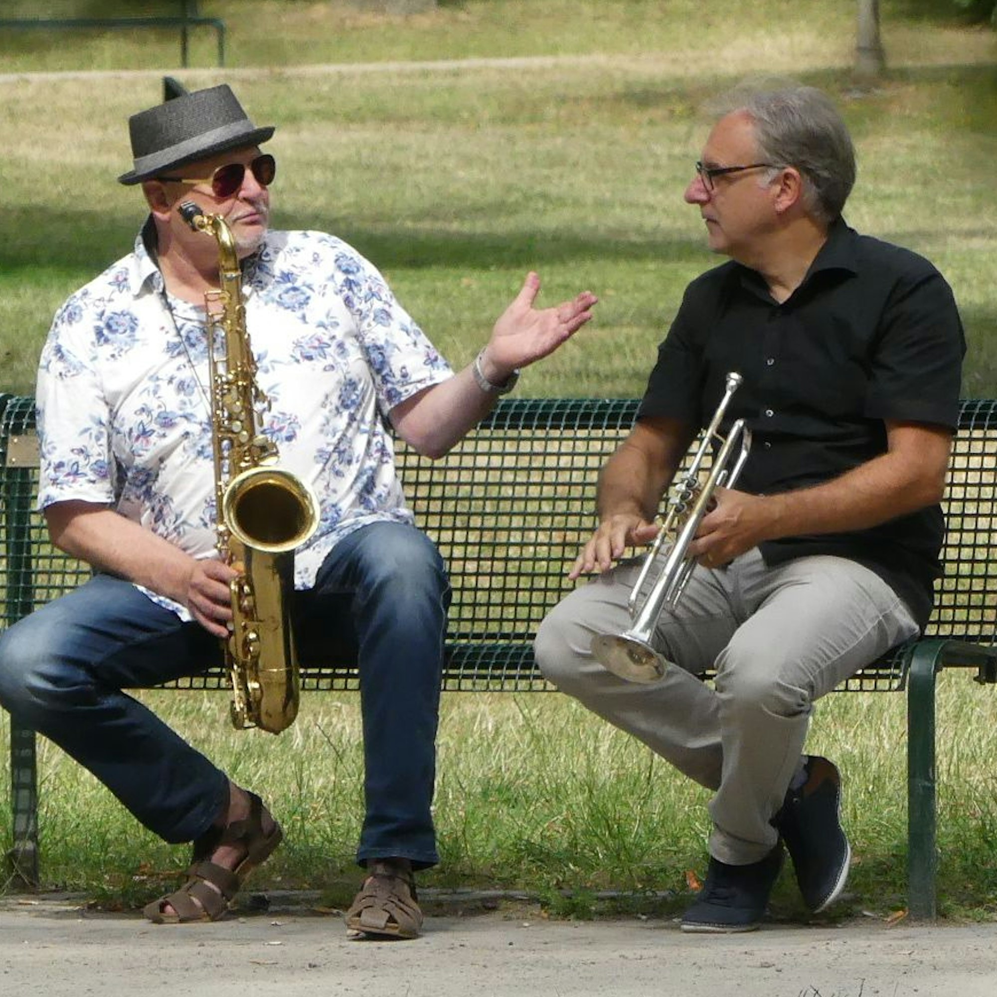 Bernd Delbrügge (l.) und Ebasa Pallada auf der Bank im Rochuspark in Bickendorf. Foto: Rösgen