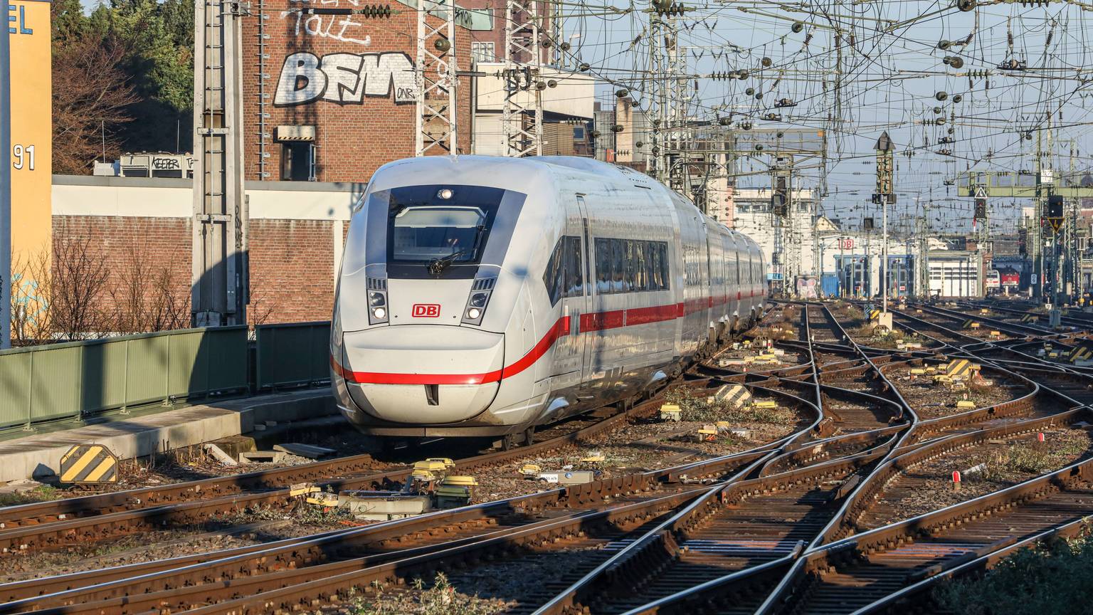 DEU, Deutschland, Köln, 14.02.2023: Köln Hauptbahnhof - Intercity Express Zug ICE / ICE4 / DB-Baureihe 412 der Deutschen Bahn. *** DEU, Germany, Cologne, 14 02 2023 Cologne main station Intercity Express train ICE ICE4 DB class 412 of Deutsche Bahn