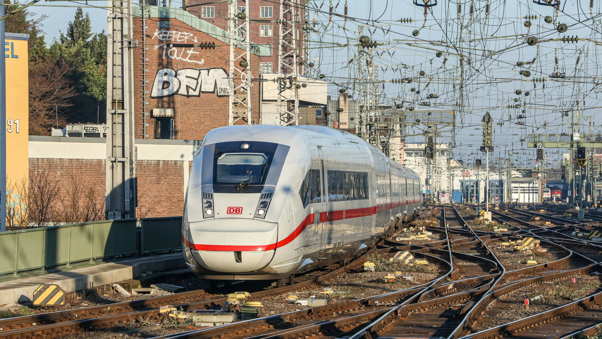 DEU, Deutschland, Köln, 14.02.2023: Köln Hauptbahnhof - Intercity Express Zug ICE / ICE4 / DB-Baureihe 412 der Deutschen Bahn. *** DEU, Germany, Cologne, 14 02 2023 Cologne main station Intercity Express train ICE ICE4 DB class 412 of Deutsche Bahn