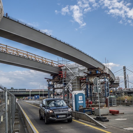 Der neue Überflieger ist im Bau: Über den wird man im Kreuz Leverkusen-West von der A1 direkt nach Leverkusen abfahren können.