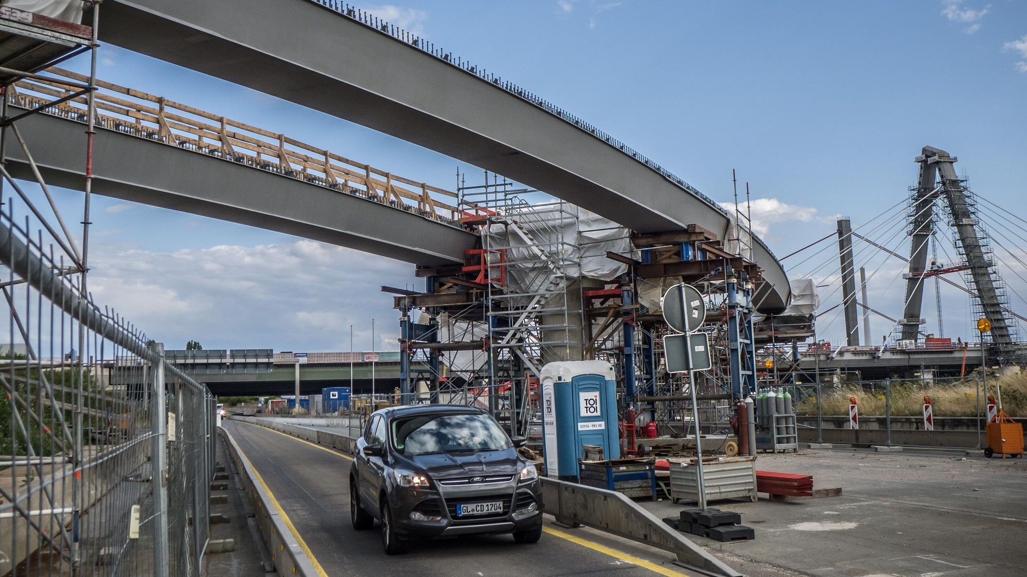 Der neue Überflieger ist im Bau: Über den wird man im Kreuz Leverkusen-West von der A1 direkt nach Leverkusen abfahren können.