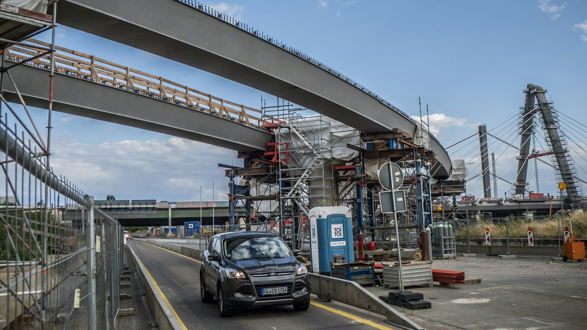 Der neue Überflieger ist im Bau: Über den wird man im Kreuz Leverkusen-West von der A1 direkt nach Leverkusen abfahren können.