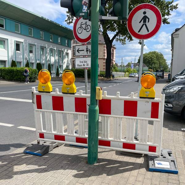 Zahlreiche Schilder weisen auf Sperrungen für Fußgänger und Radfahrer entlang der Manforter Straße bis zur Baustelle an der Fußgängerunterführung hin.