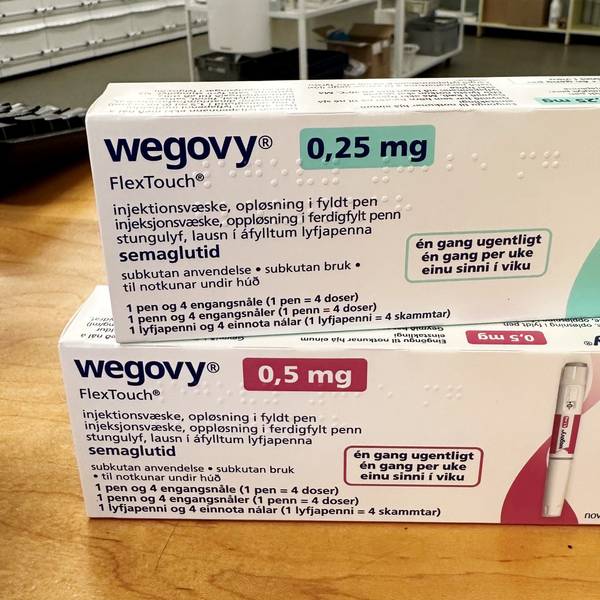 Verschiedene Packungen des Abnehmmittels Wegovy des Pharmakonzerns Novo Nordisk liegen in einer dänischen Apotheke auf dem Verkaufstresen.