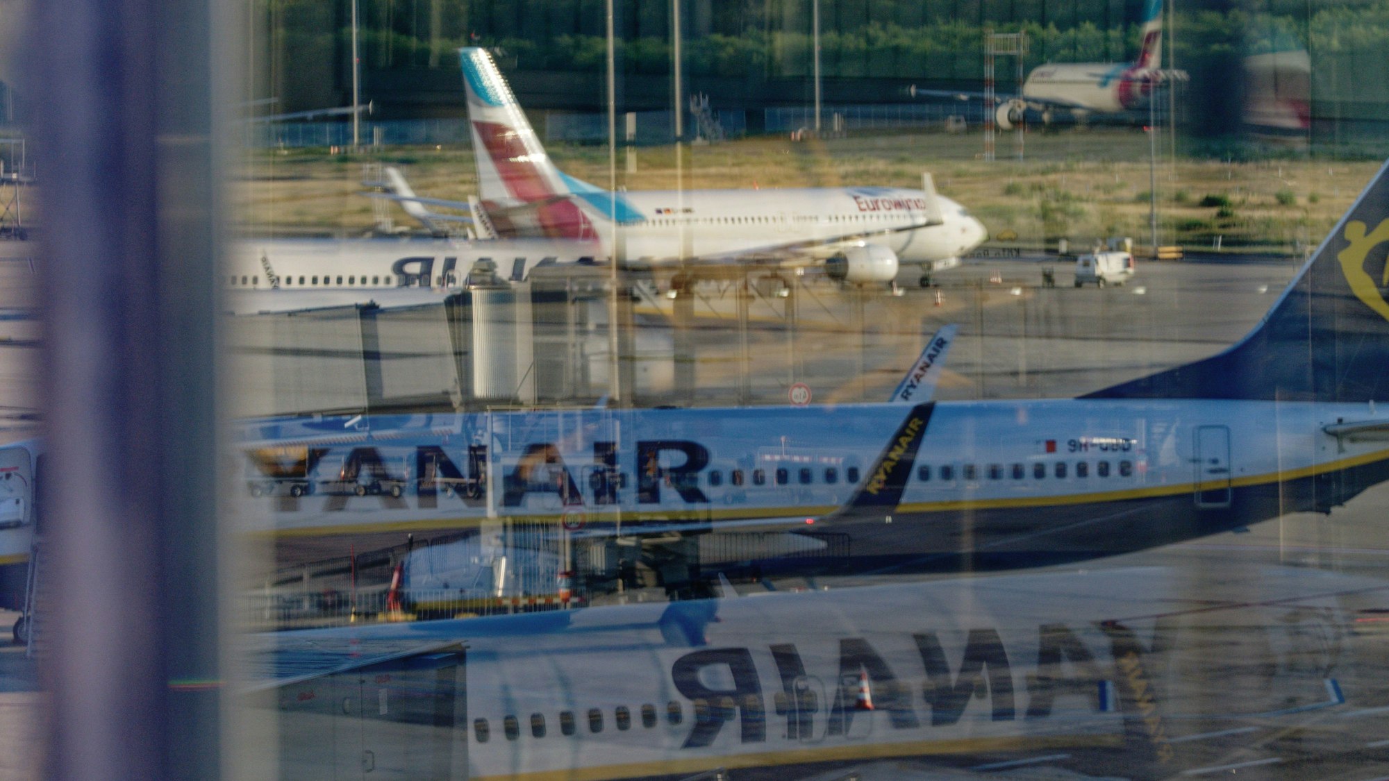 Köln: Maschinen der Fluggesellschaften Ryanair und Eurowings stehen auf dem Flughafen Köln/Bonn auf dem Rollfeld.