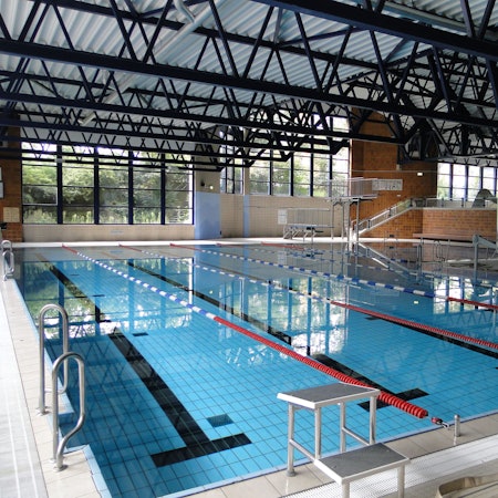 Das Sportschwimmbecken im Chorweilerbad.
