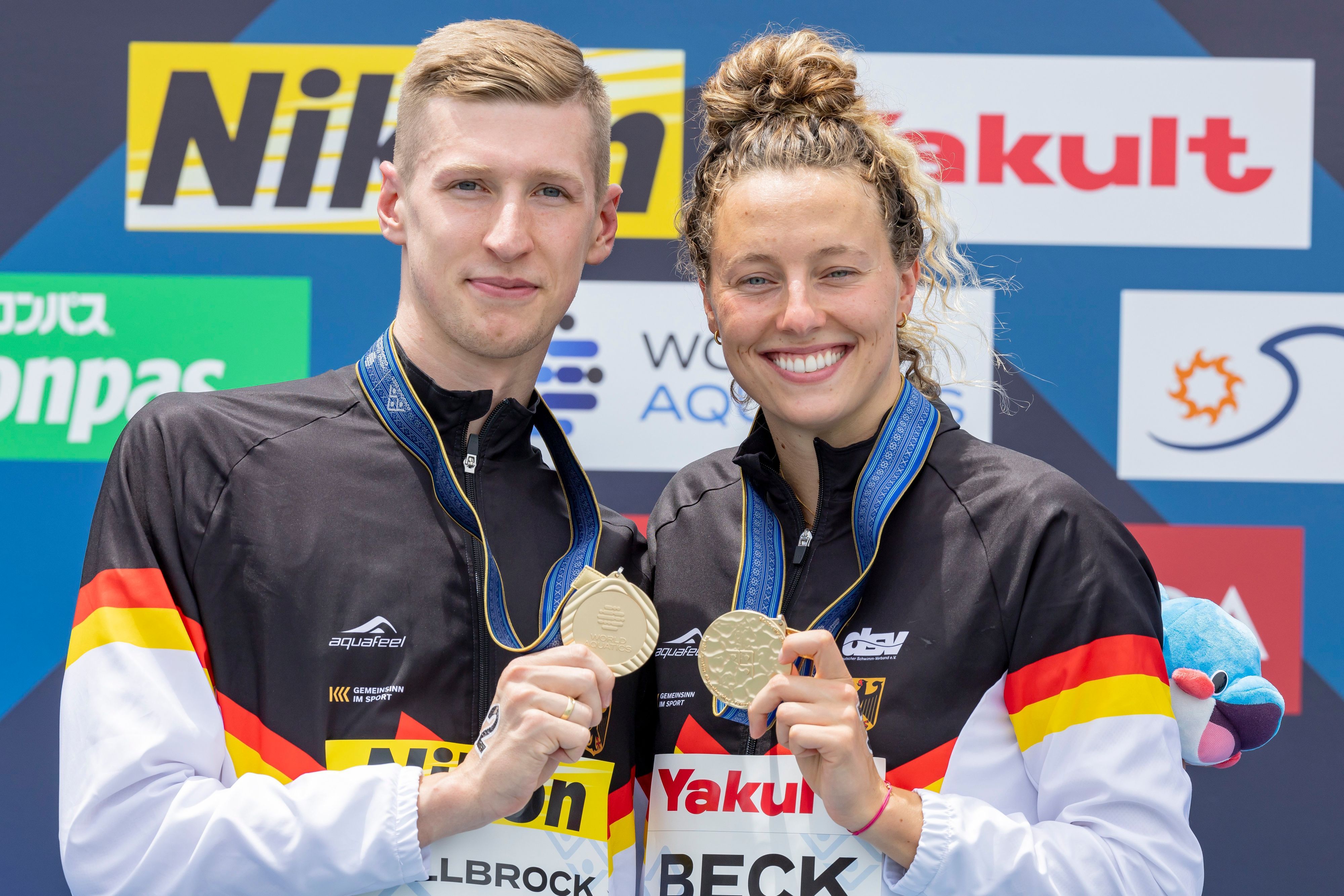 Florian Wellbrock und Leonie Beck präsentieren ihre Goldmedaillen.