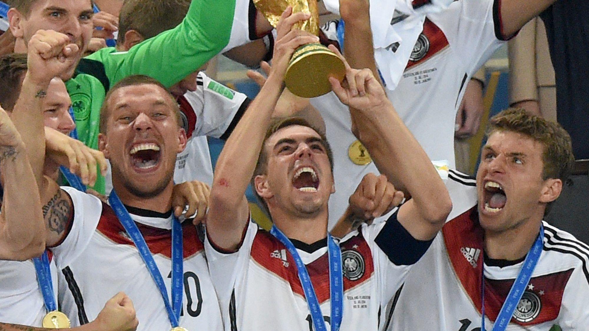 Jubel in Brasilien: Im Jahr 2014 hielten Lukas Podolski (l) und Thomas Müller (r) gemeinsam mit Philipp Lahm (M) den WM-Pokal hoch.