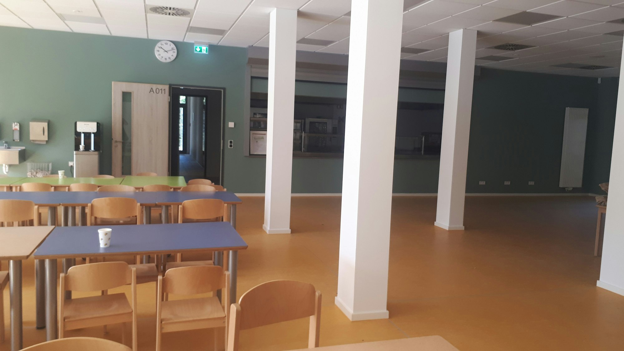Stühle und Tische stehen in einer Mensa.
