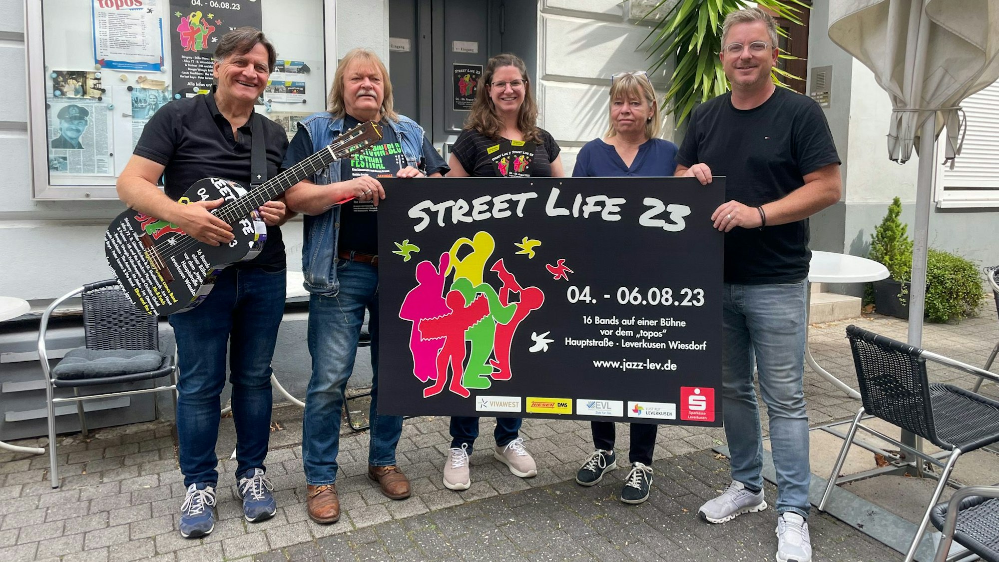 Das Street Life in Leverkusen ist zurück. 16 Bands treten vor dem Topos auf.
Die Organisatoren um Marcus Moorkamp (v.l.), Rainer Tobies, Eileen Schwarz, Ingrid Orth und Tobias Sauter.