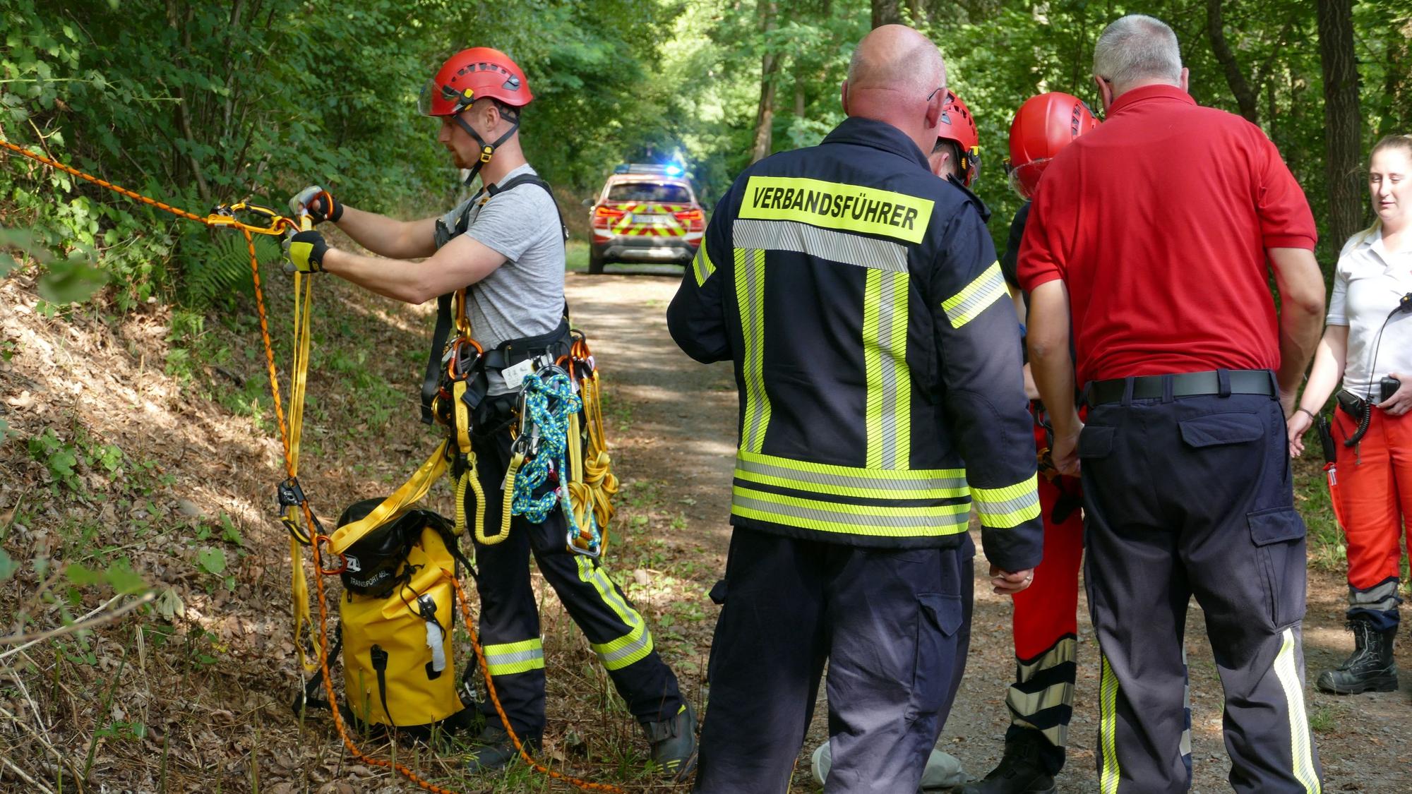 Feuerwehrleute retteten die beiden Verunglückten aus dem Hang in Hennef.