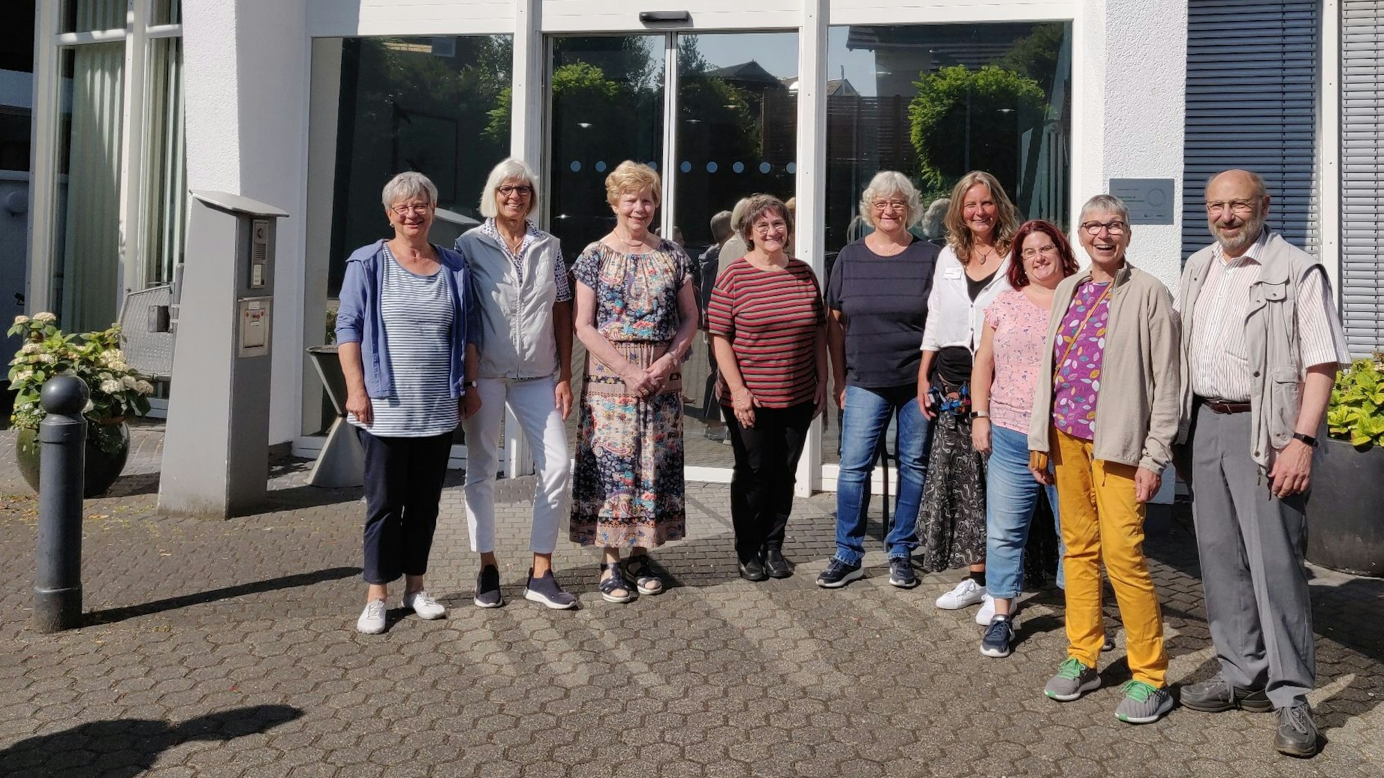 Die Kultur-Vermittler stehen vor dem Burscheider Altenzentrum mit Christa Glaubitz (Mitte), Nicole Behling (4.v.r.) und dem Fördervereins-Vorsitzenden Hartmut Schepanski (r.).