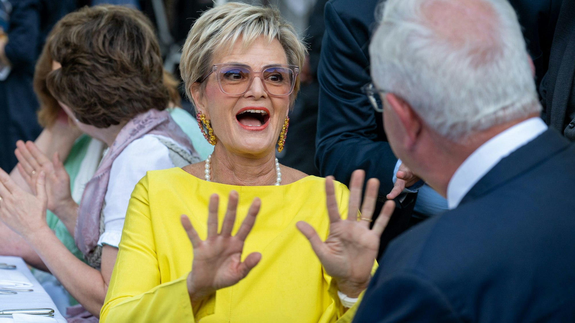 Gloria Fürstin von Thurn und Taxis unterhält sich vor der Eröffnung der Thurn-und-Taxis-Schlossfestspiele im Garten des Fürstenschlosses St. Emmeram.