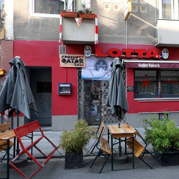 Ein Plakat über der Bar "Lotta" weist darauf hin, dass die Bar nicht die Fußball-WM 2022 in Katar im Fernsehen zeigt.