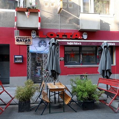 Ein Plakat über der Bar "Lotta" weist darauf hin, dass die Bar nicht die Fußball-WM 2022 in Katar im Fernsehen zeigt.