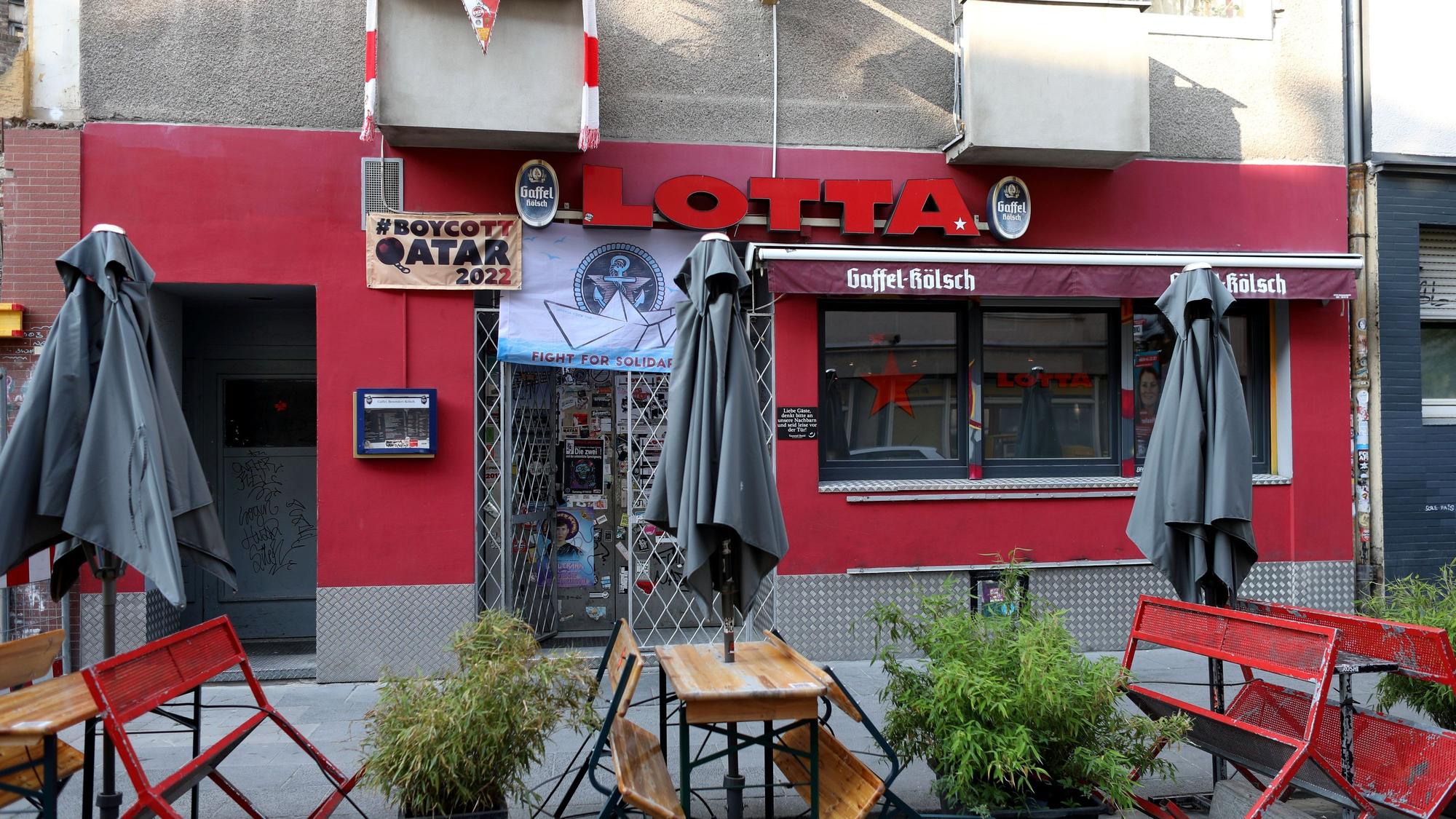 Ein Plakat über der Bar "Lotta" weist darauf hin, dass die Bar nicht die Fußball-WM 2022 in Katar im Fernsehen zeigt.