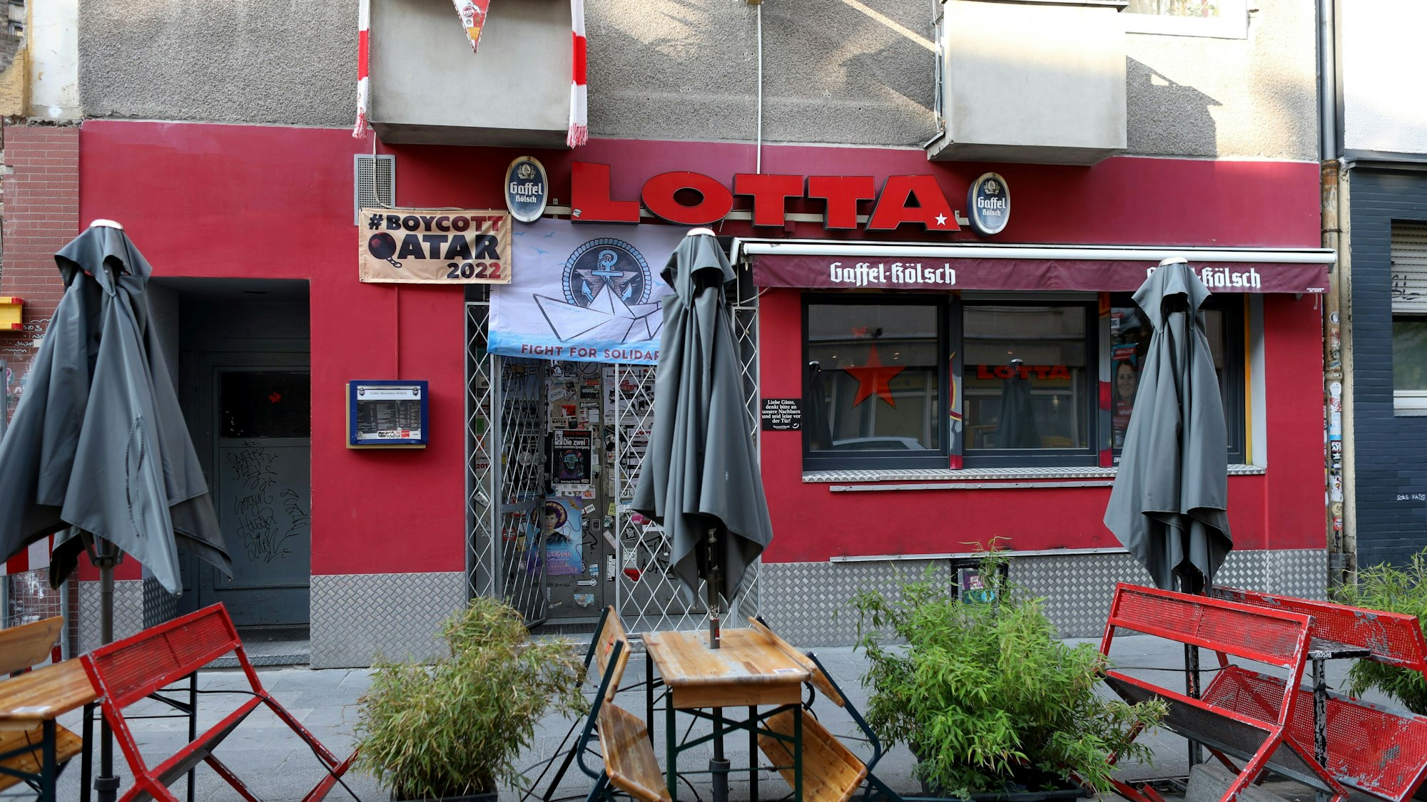 Ein Plakat über der Bar "Lotta" weist darauf hin, dass die Bar nicht die Fußball-WM 2022 in Katar im Fernsehen zeigt.
