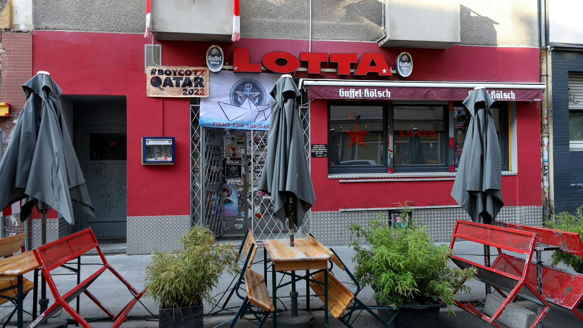 Die Außenansicht der Südstadt-Kneipe Lotta im Jahr 2022. Ein Plakat weist darauf hin, dass die Bar keine Fußball-WM im Fernsehen zeigt.